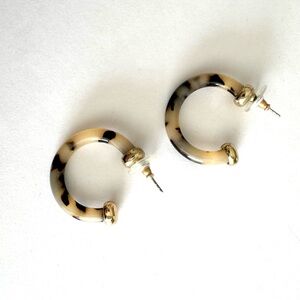 BaubleBar Tortoise/Gold Resin Hoop Earrings - EUC